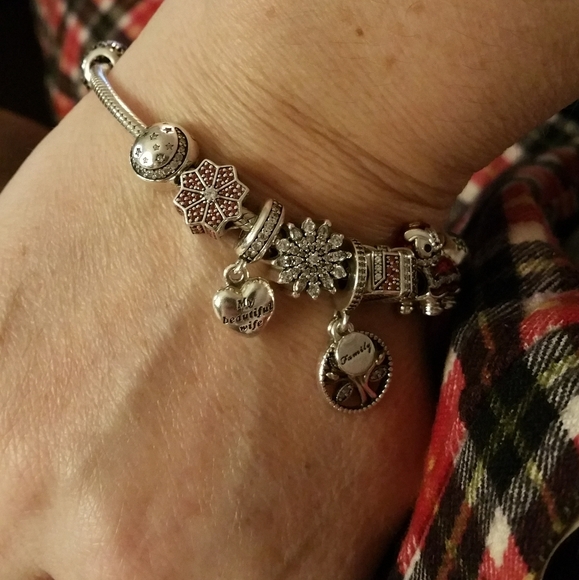 Pandora Christmas present charm - Picture 11 of 13